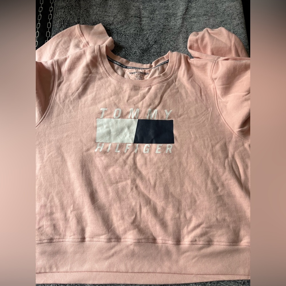 Preowned Tommy Hilfiger Pink sweater with Iconic Logo